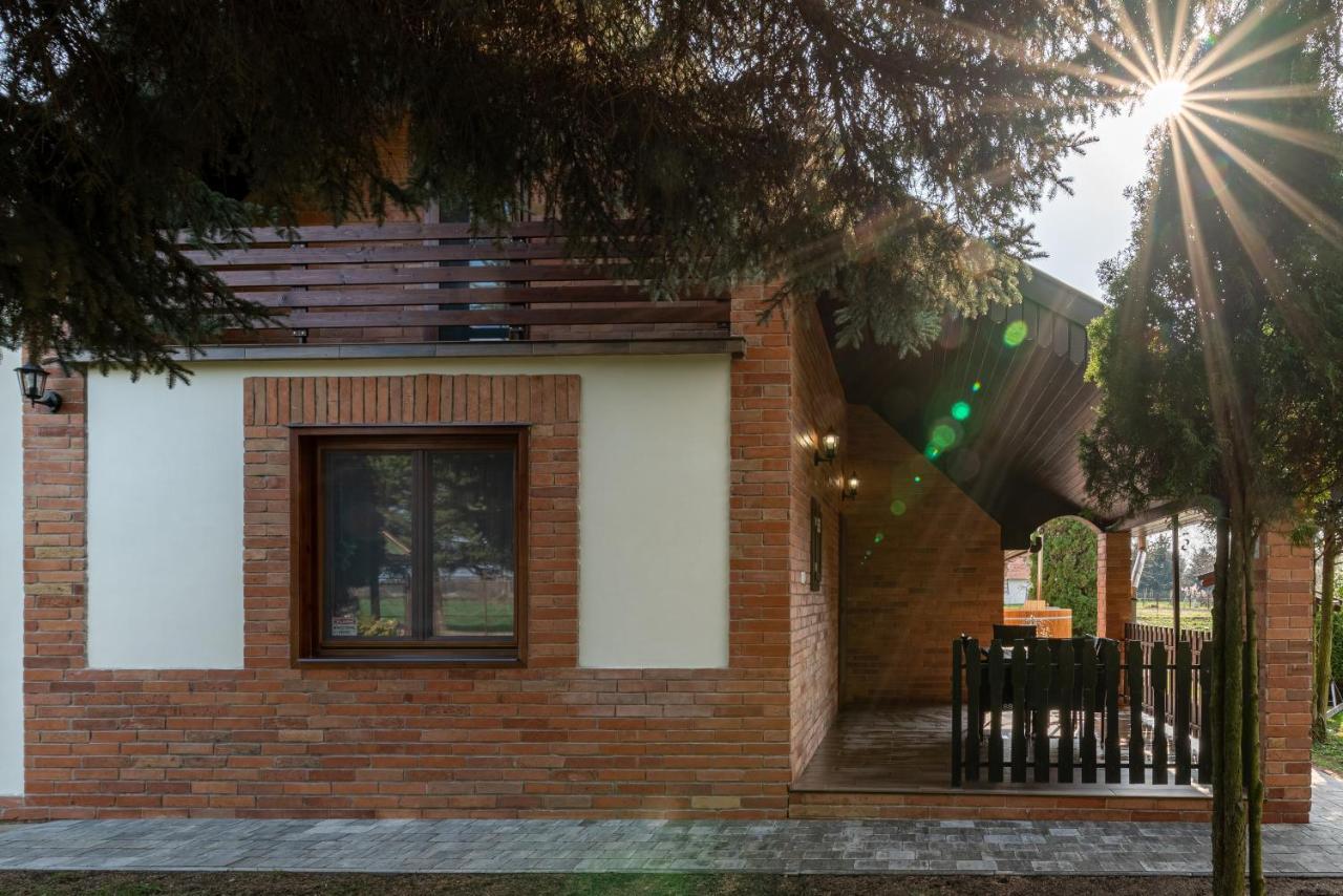 Posteleki Vendeghaz-Nyugalom Szigetei Villa Gyula Exterior photo